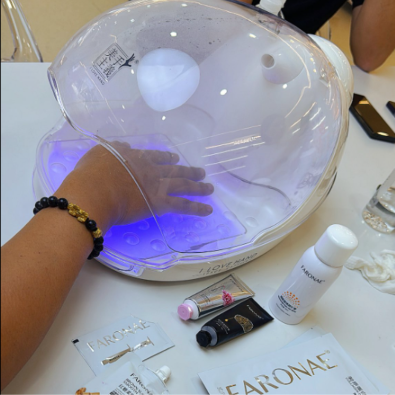 A. Cabina de Spa Inteligente FARONAE – Exclusividad y Tecnología para el Cuidado Perfecto